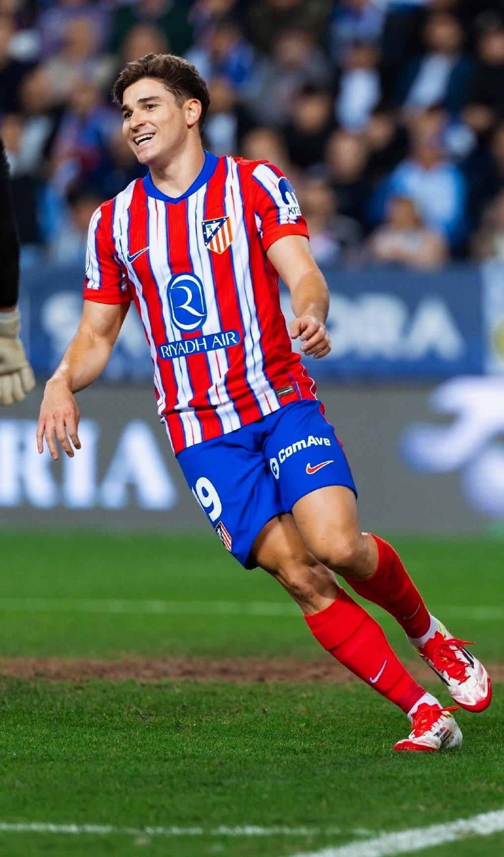 NG体育-包含马赛训练开放日，国际比赛日队长鼓劲引欢呼，德甲在即，年轻球员得到机会的词条